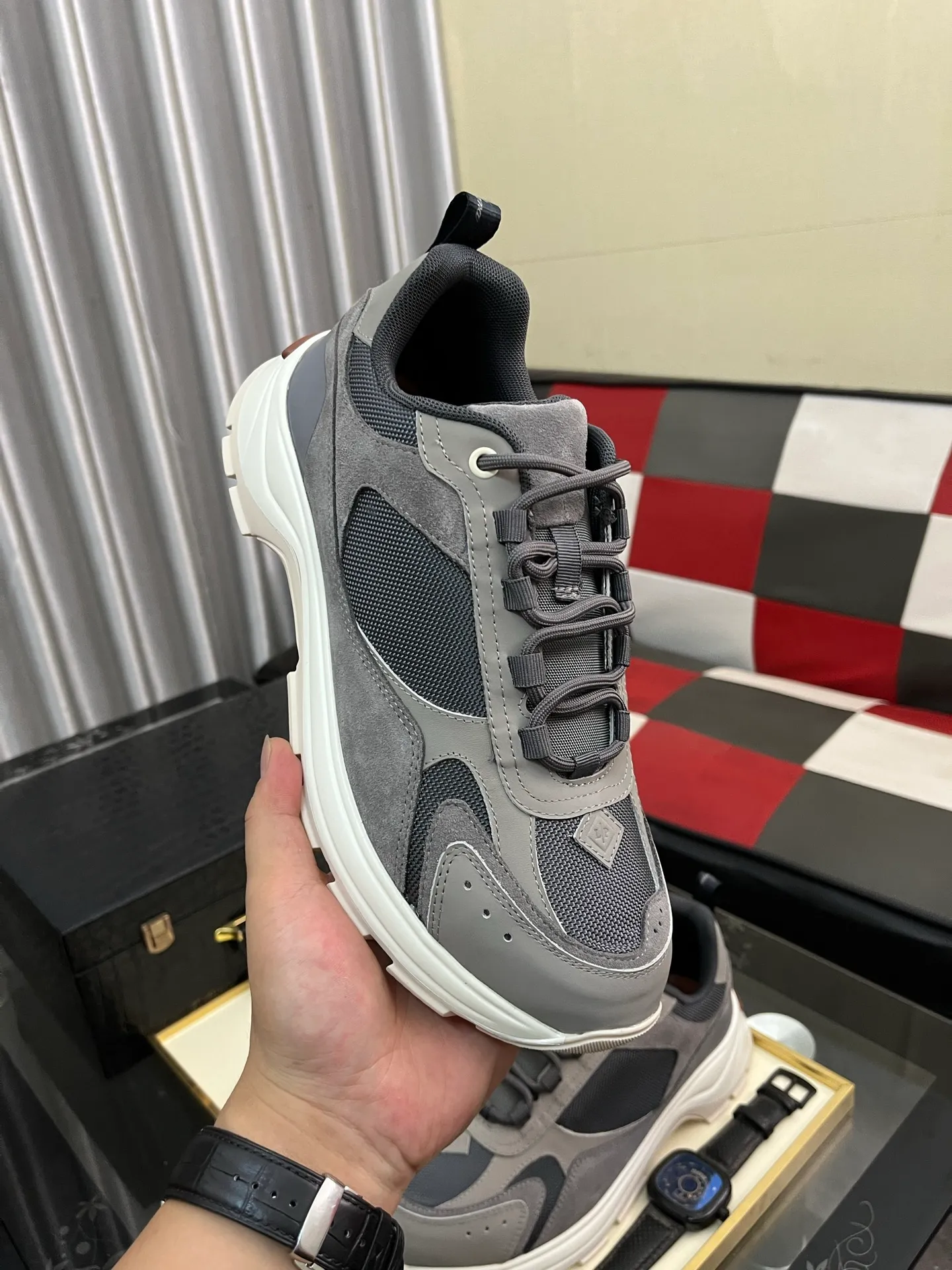 Men's shoes 💰520 ⌚️⌚️ Loro Piana's classic popular lp top version of Pili casual shoes. It turns out that these are the casual shoes that are said to be able to walk 20,000 steps without tiring your feet. This pair has both good looks and feel. You will be completely lost as soon as you step on it ~ The minimalist design is eye-catching and durable, and it is a bonus for dressing. The soft feeling on the feet has outstanding texture, and it is very nice without abrasion on the feet. The soft and waxy soles make it easy to wear for daily use for a long time. Who can resist a pair of versatile and good-looking loafers? Don't be too elegant at all, the feel and texture of the feet are good, the key is to make the legs look longer and not tire the feet, the main thing is that it is just right!        Material: Original cowhide Lining: Original sheepskin Outsole: Original sole Size: 38-44